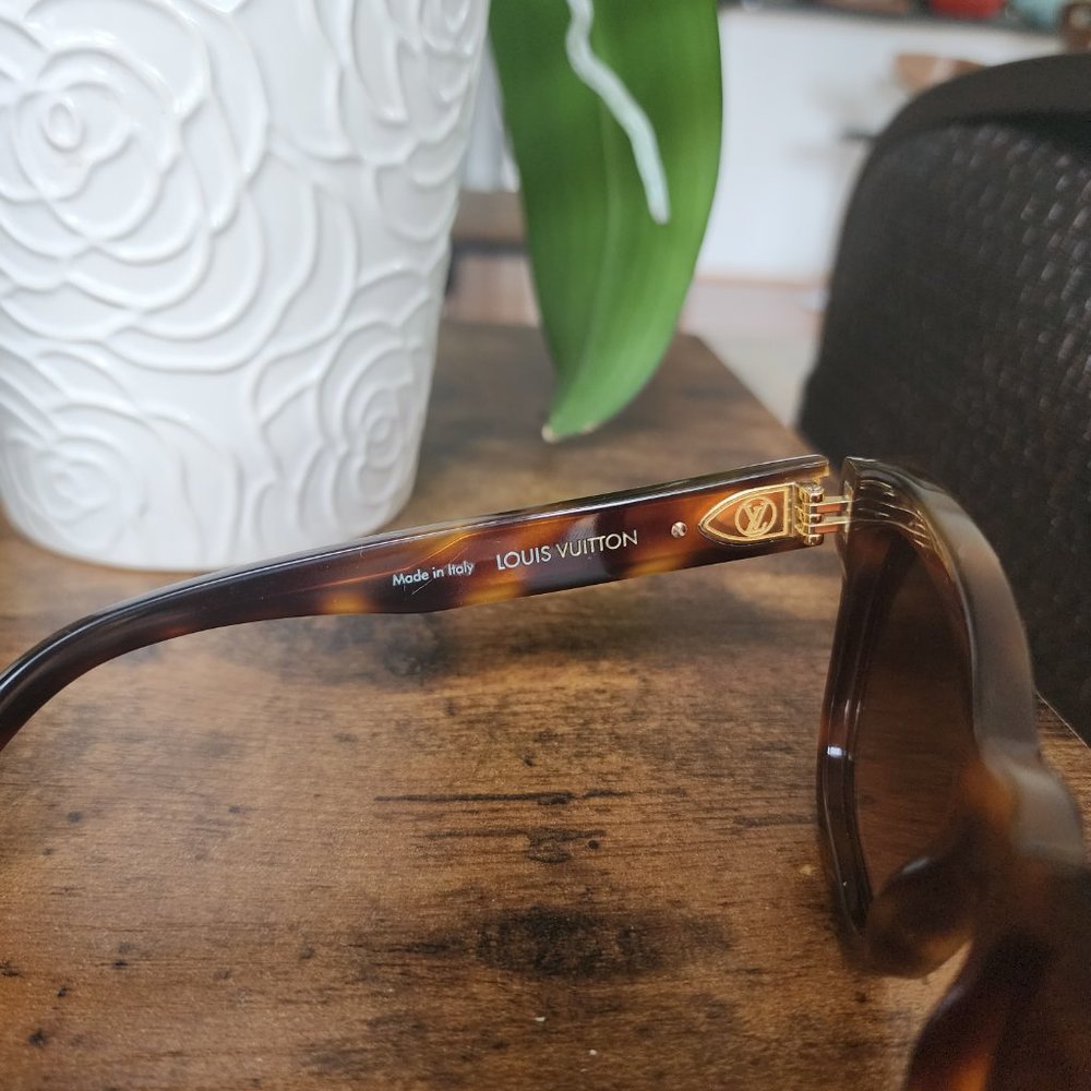 Louis Vuitton sun glasses - Picture 3 of 5